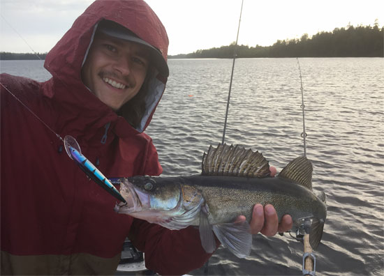 Lucky Lures Pro-Angler David mit Karikko-Räminä-Zander beim Wetterumschwung.